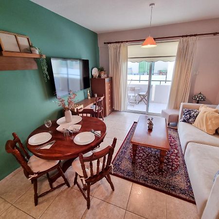 Dock Holiday Apartment Larnaca Bagian luar foto