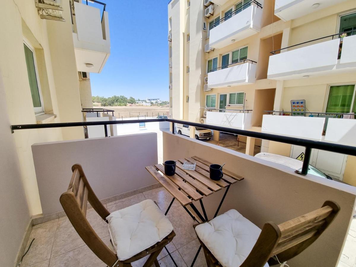 Dock Holiday Apartment Larnaca Bagian luar foto