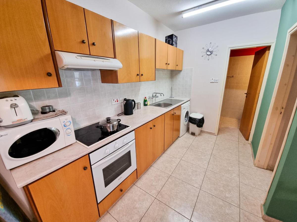 Dock Holiday Apartment Larnaca Bagian luar foto