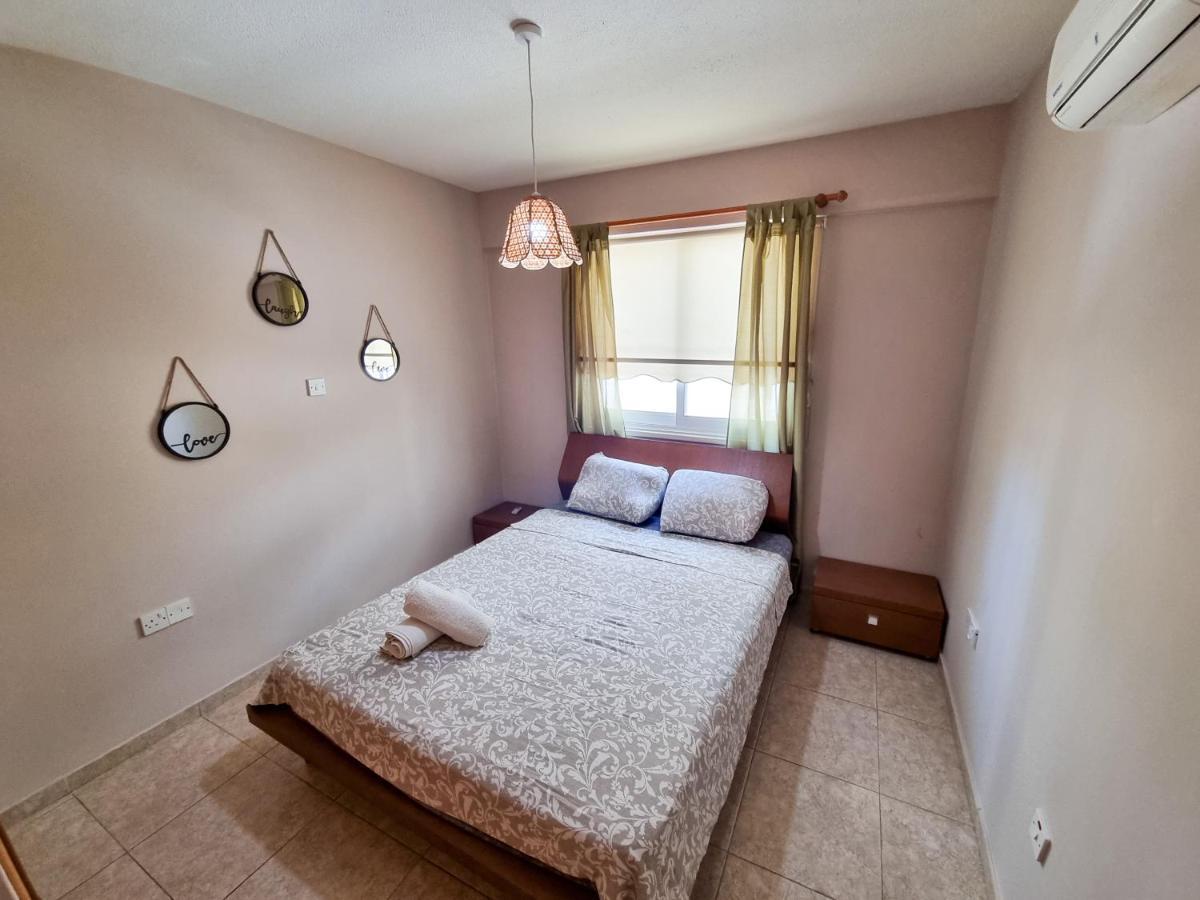 Dock Holiday Apartment Larnaca Bagian luar foto