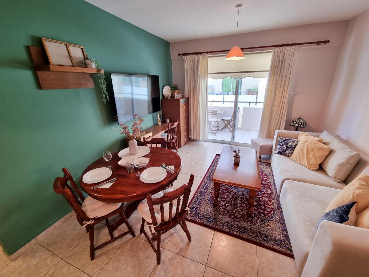 Dock Holiday Apartment Larnaca Bagian luar foto