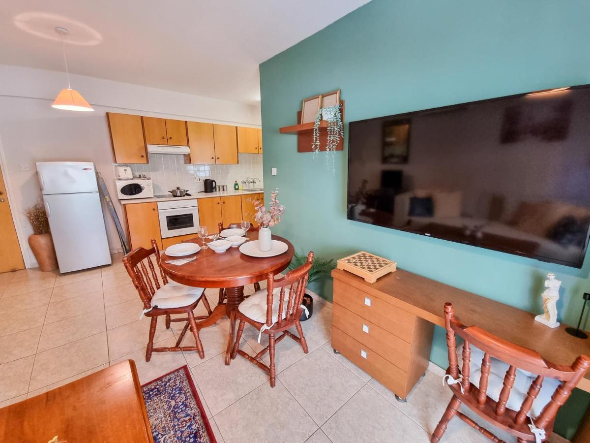 Dock Holiday Apartment Larnaca Bagian luar foto